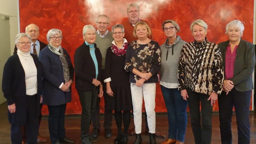 Eine Seniorin und ein Senior bedienen ein Tablet